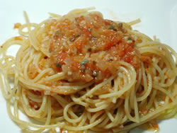 ピアッティのレシピ：フレッシュトマトとケッパーのパスタ